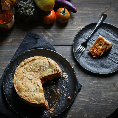 Koláč s Ajvarem, kozím sýrem a restovanou zeleninou