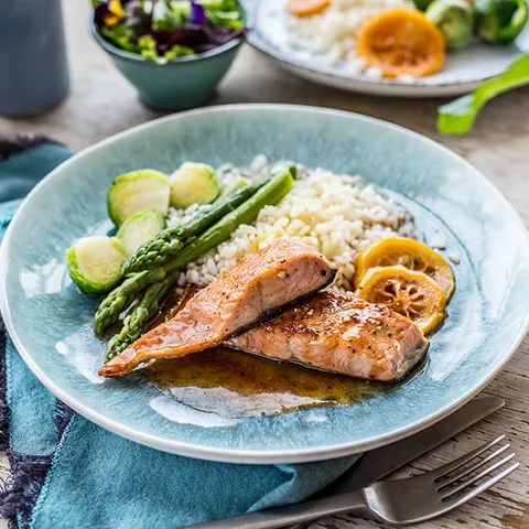 GEBRATENER LACHS IN HONIGSAUCE