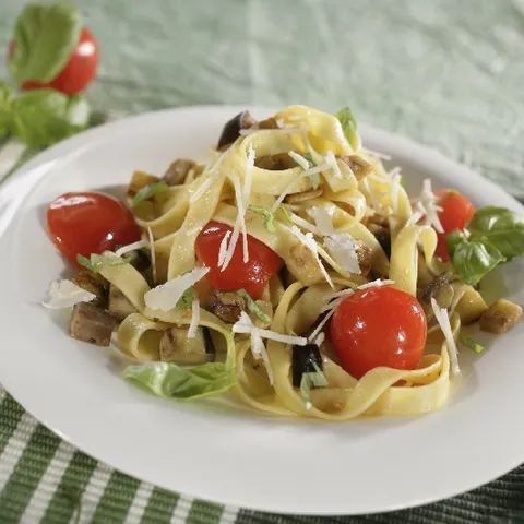 Cestoviny s paradajkami a baklažánmi