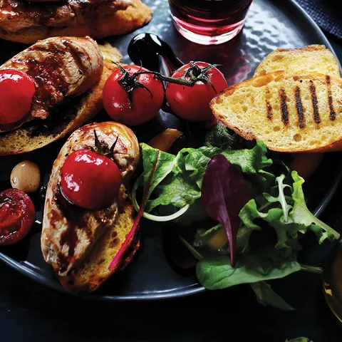 Grilovaná vepřová panenka s aromatickými rajčaty