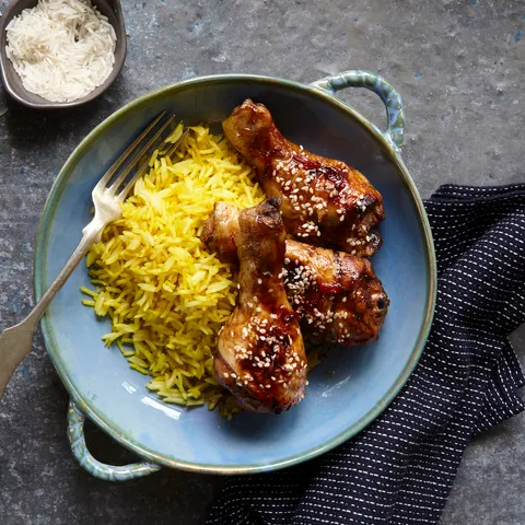 Kuřecí paličky s medem a sezamem s kari rýží