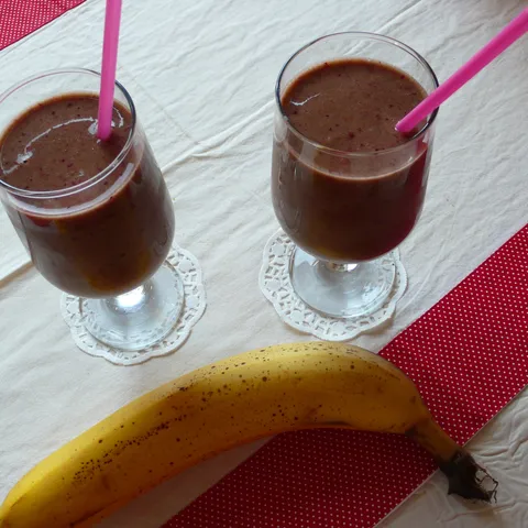 Smoothie od banane, šumskog voća i špinata