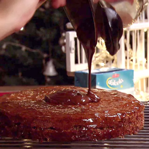 Kako čokoladnu glazuru preliti sa svih strana torte?