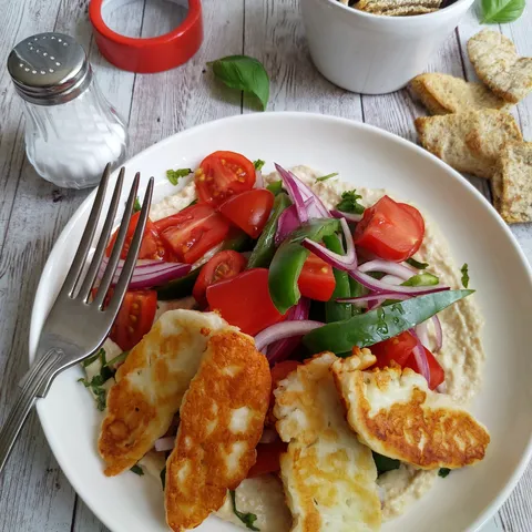 Halloumi and hummus salad with pitta chips