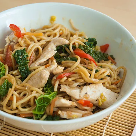 CHICKEN CHOW MEIN - piletina, povrce  i tjestenina na kineski nacin