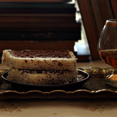 Čokoladni rum kolač s kremom od kokosa