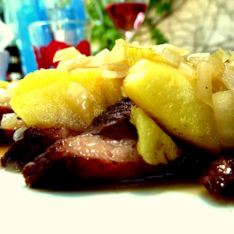 Pacetina s lukom i jabukama u sosu od meda i konjaka