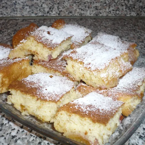 Kolač s amulama i breskvama