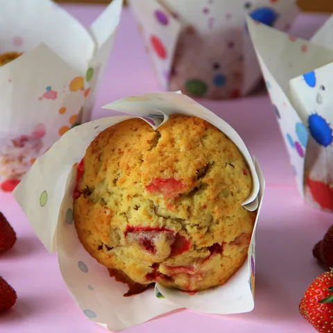 Muffini s bananama, jagodama i bijelom čokoladom