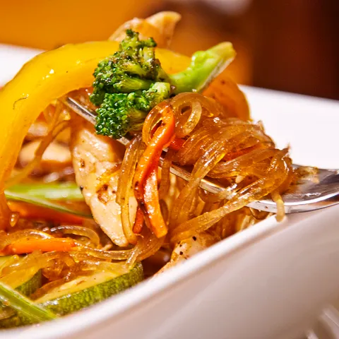 Rezanci od pirinca sa pilecem i povrcem na Kineski nacin (Stir-Fry)