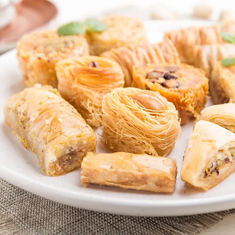 Zavirite u svijet orijentalnih slastica i odvažite se isprobati sve – od baklave preko ma'mula do babsouse