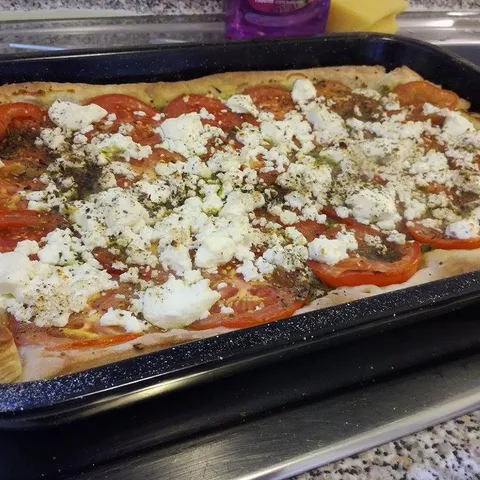 Lisnato s pestom, rajčicama i feta sirom