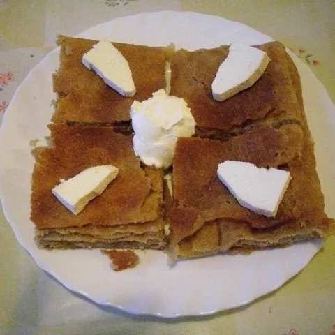 Psenicni maslenjak sa suhim sirom
