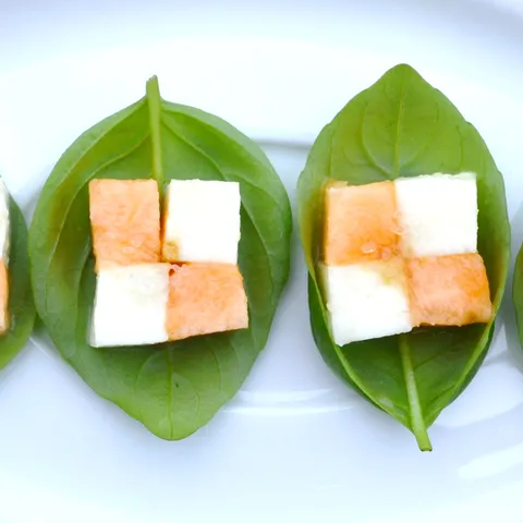 Bosiljak barkice/kanape (dinje i mozzarella)