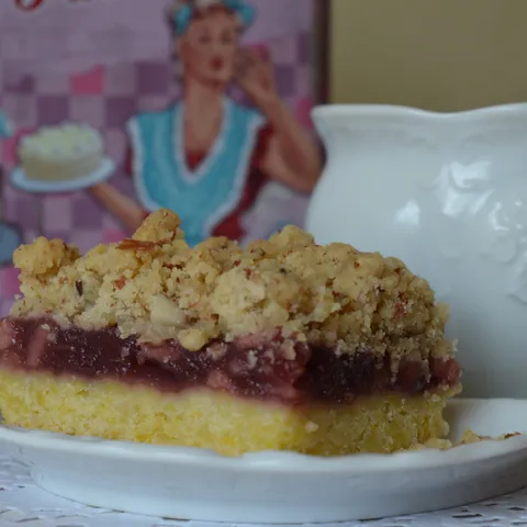 Kocke sa višnjama i badem-mrvicama
