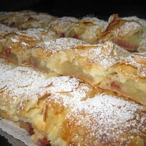 Strudla sa visnjama, jabukama i bademima