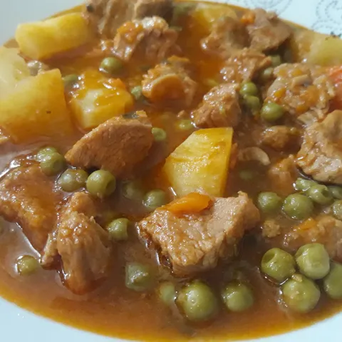GULAŠ S KRUMPIROM I BIŽIMA