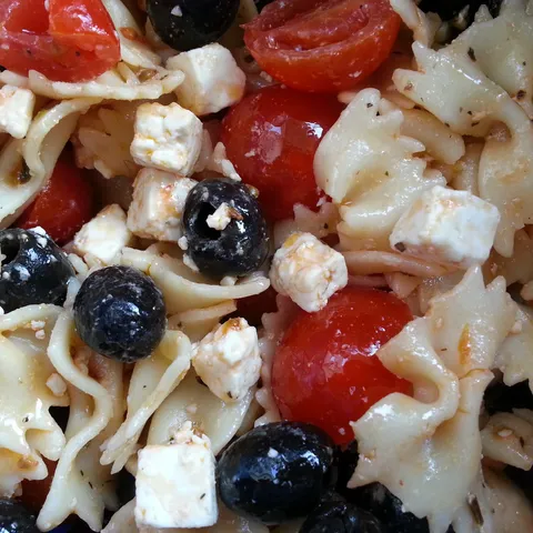 Mirisna grcka salata sa tjesteninom
