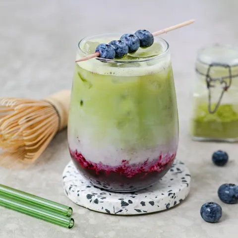 Matcha latte s borovnicama