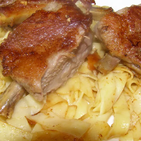 svinjska rebra s širokim rezancima
