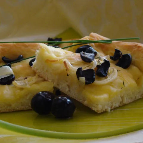 Luda focaccia sa lukom i maslinama