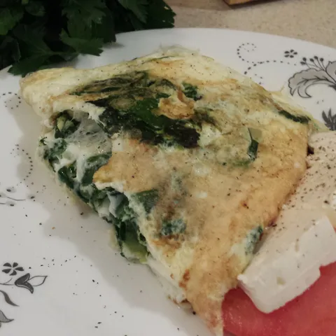 Beli omlet sa mladim spanacem