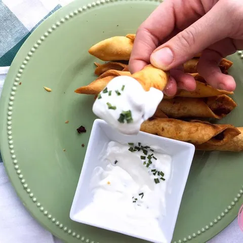 Taquitosi, prutići piletine umotani u tortilju.