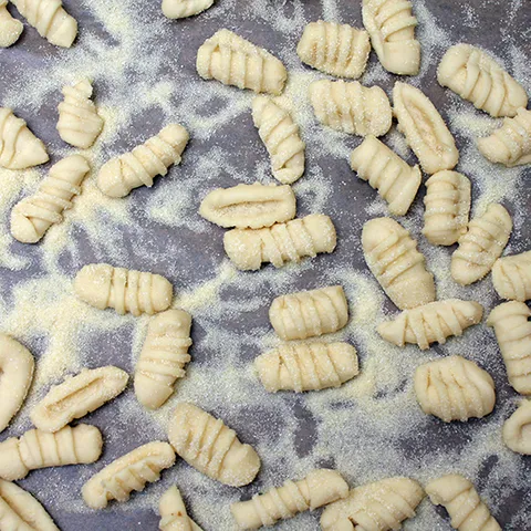 Ručno pravljena cavatelli pasta sa ragu bolonjeze sosom