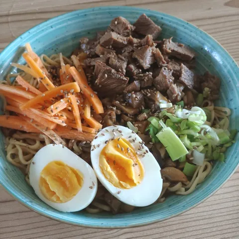 Japanska ramen juha s pečenim mesom