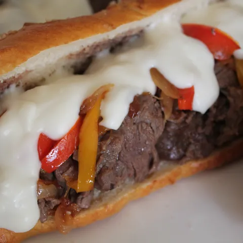 Philly cheesesteak sendvici