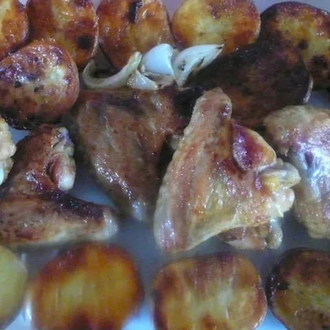 Pečena krilca na dva načina i krompir u rerni