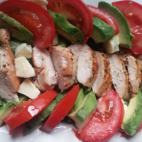 Caprese pileca salata sa avokadom