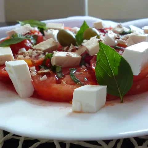Paradajz salata sa bosiljkom