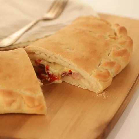 Calzone pizza s pršutom i sirom od tartufa