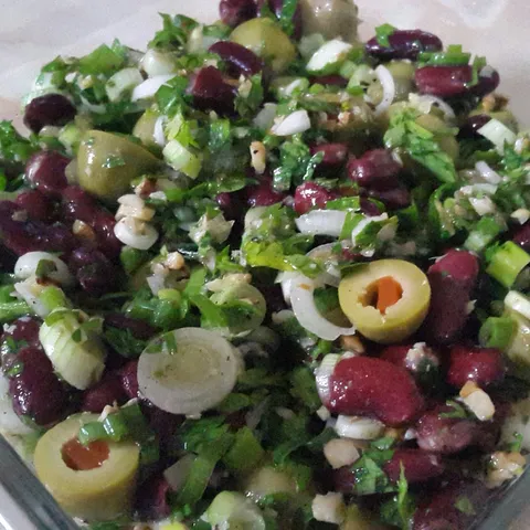 Salata od crvenog graha i zelenih maslina