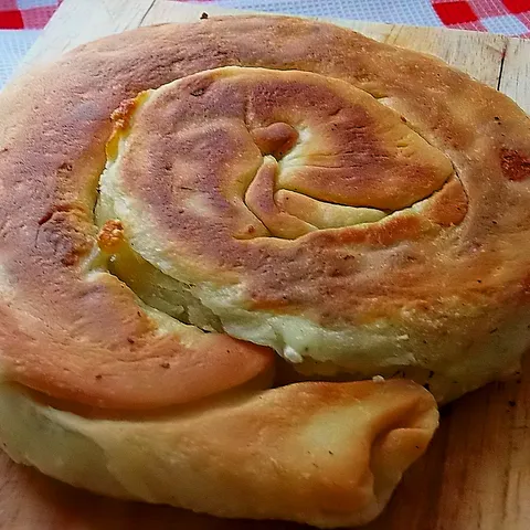 Tiganopsomo/grčki kruh sa sirom iz tave