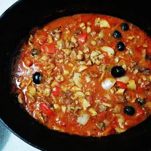 'Chicken riggies' (piletina u pikantnom kremastom umaku)