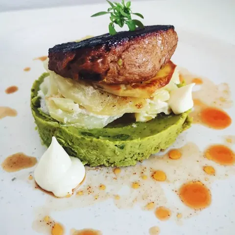 SEITAN STEAK, PIRE OD GRAŠKA, AVOKADA & LIMUNA, GRATINIRANI KRUMPIR