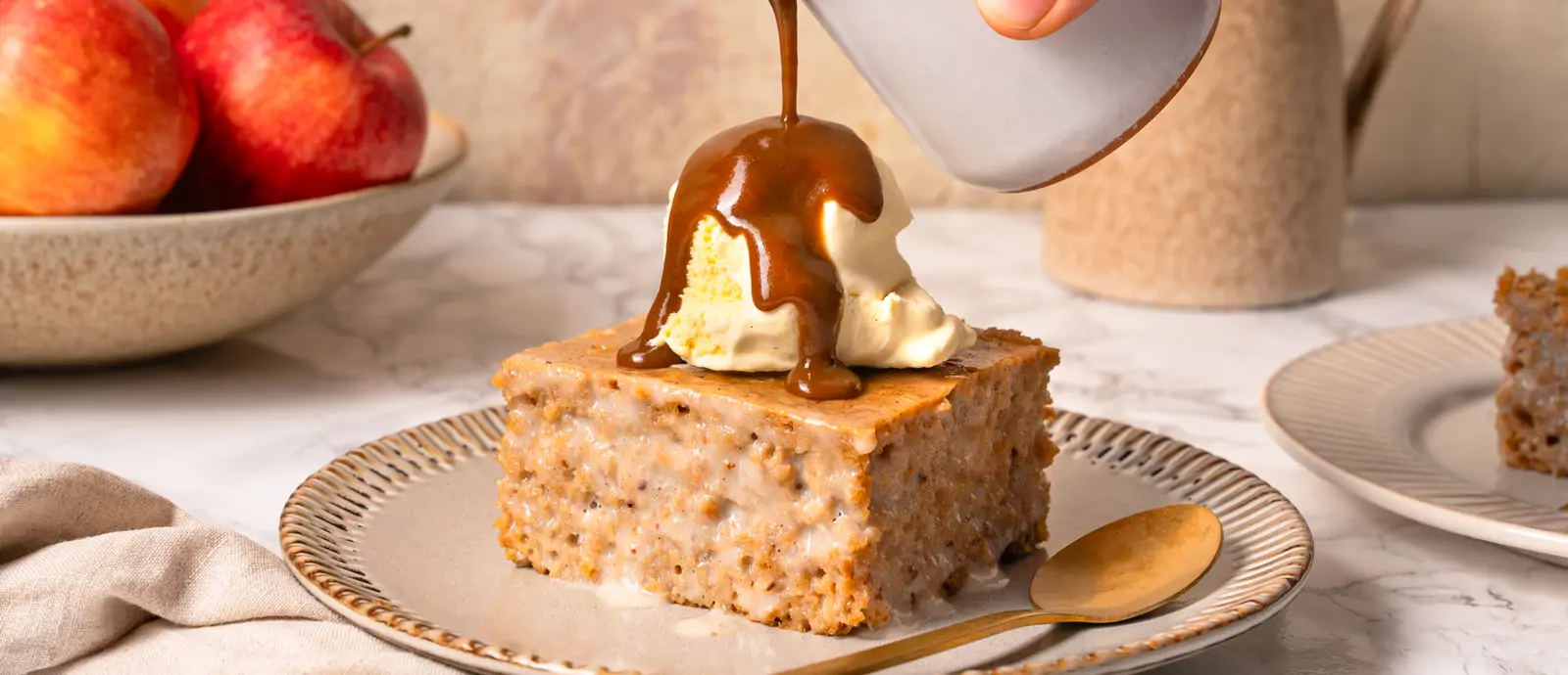 Ova dva deserta su jedino što želimo jesti ove jeseni: Sticky Apple Chai Pudding i Autumn Berry & Pear Cake