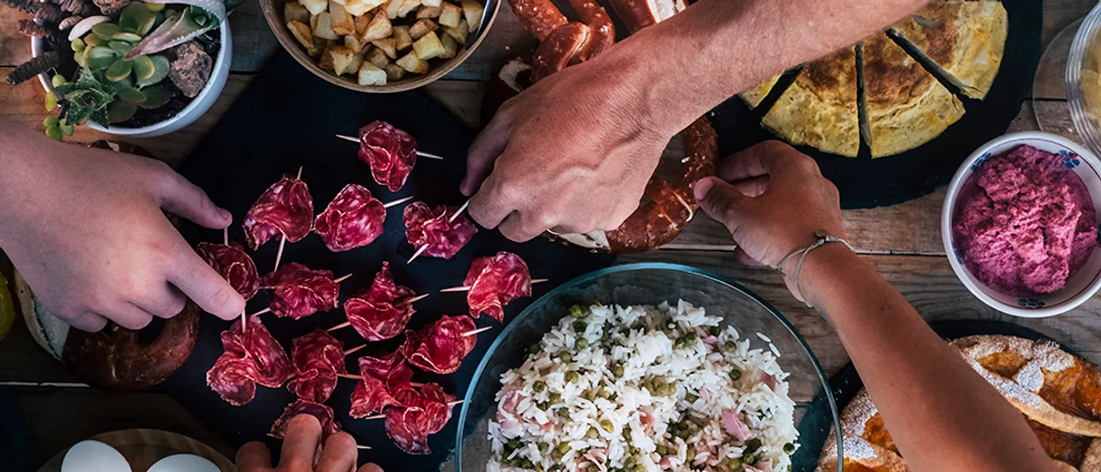Donosimo recepte za tri sočne salate s ukusnim umacima