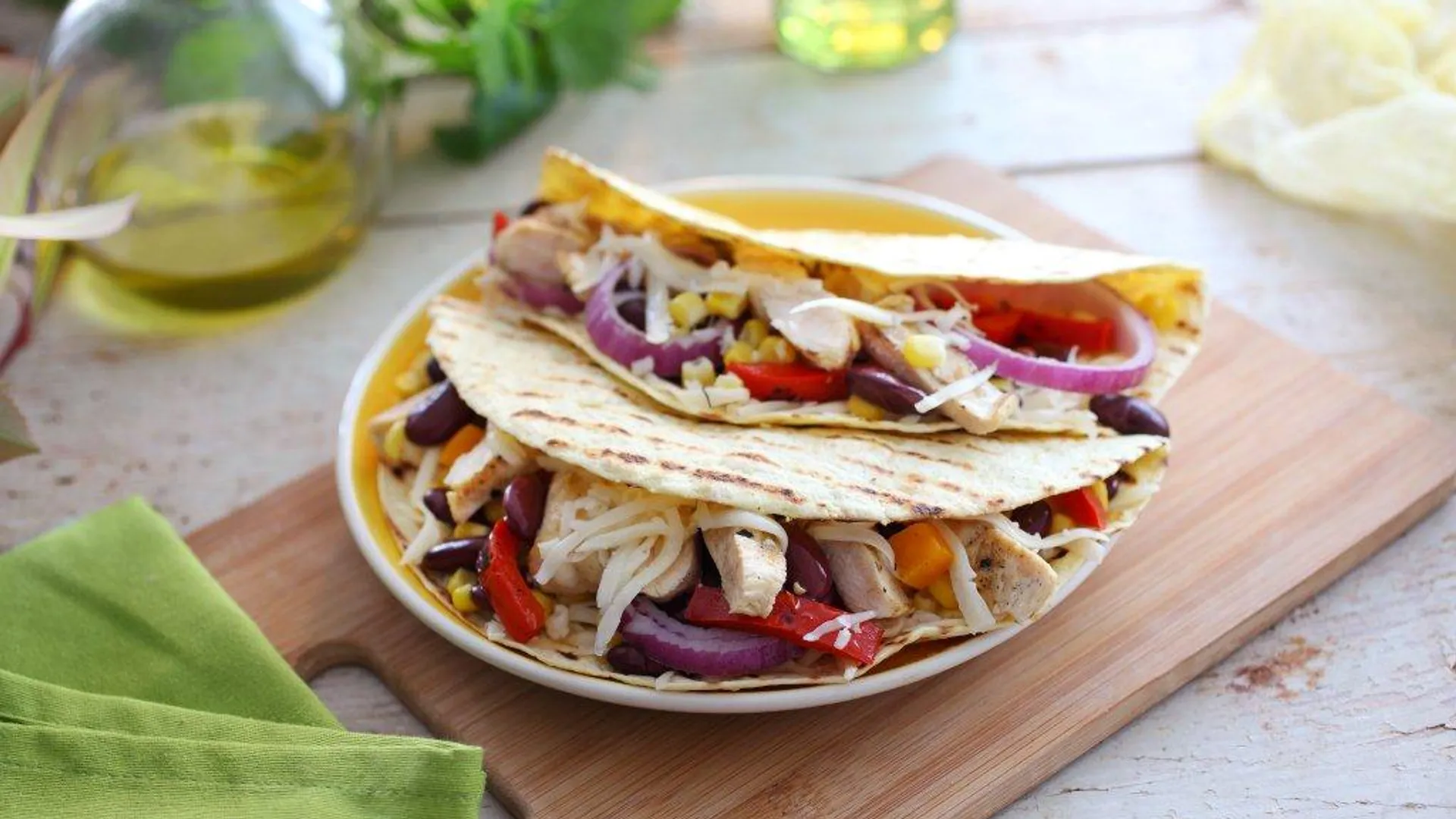 Tortilla cu carne de pui si legume la gratar